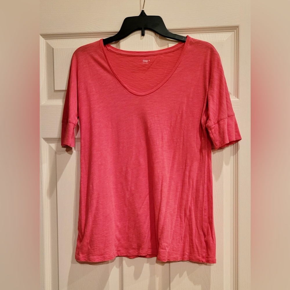 Gap Coral Pink Women’s V-Neck Tee Top. Size Small
